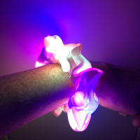 Scrunchie lichtroze, lichtgevend.