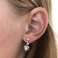 Clipoorbellen antiek zilveren hartjes met 1 blanke glitter, hangoorbellen