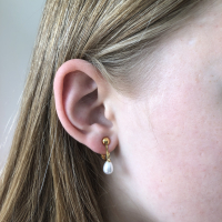 Clipoorbellen (kunststof) parel klein druppel goud, hangoorbellen