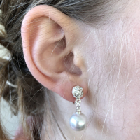 Chique clipoorbellen (kunststof) parel met glitters, hangoorbellen