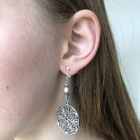 Clipoorbellen boho-chic, rond filigraan turquoise-beige met kraaltjes, hangoorbellen