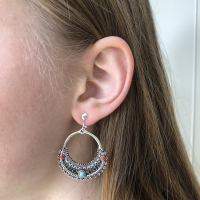 Clipoorbellen boho-chic, rond ring rood-turquoise kraaltjes, hangoorbellen