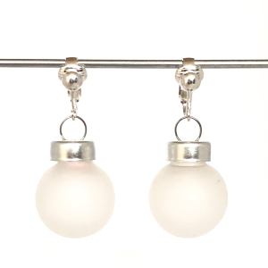 Clipoorbellen kerstbal klein glas wit mat halfdoorschijnend, hangoorbellen