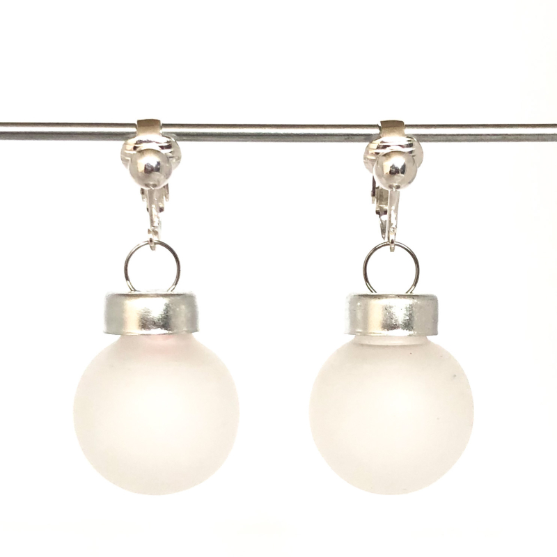 Clipoorbellen kerstbal klein glas wit mat halfdoorschijnend, hangoorbellen